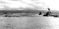 Перевернувшийся линкор-мишеньUSS Utah во время атаки на Перл-Харбор, 7 декабря 1941 г. Слева - поднятый со дна крейсер USS Raleigh.