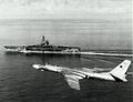 Ту-16 Badger пролетает над USS Ranger (CV-61) во время его рейда 1989 год