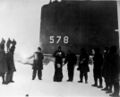 Команда USS Skate совершает молебен в честь памяти Джорджа Губерта Уилкинса. Прах Уилкинса был развеян на льду. Март 1959, Северный полюс.