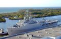 Port Everglades 26 апреля 2004 команда выстроилась на палубе USS Trenton (LPD 14)