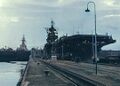 Линкор USS Washington и авианосец USS Enterprise в шлюзах Панамского канала, октябрь 1945 г.
