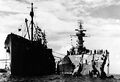 Срочный ремонт носовой части USS Washington плавмастерской USS Vestal, февраль 1944 г.