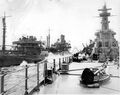USS Washington заправляется с судна снабжения USS Salamonie. Гуадалканал, я сентября 1942 г.