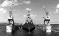 Нос USS Wisconsin в притопленном доке USS AFDB-1. Гуам, 5 апреля 1952 г.