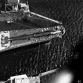 Нос USS Wisconsin в плавучем доке USS AFDB-1. Гуам, 5 апреля 1952 г.