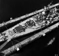 USS Wisconsin в плавучем доке USS AFDB-1. Гуам, 5 апреля 1952 г.