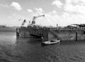 Корма USS Wisconsin, стоящего в плавучем доке USS AFDB-1. Гуам, 5 апреля 1952 г.
