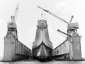 Носовая часть USS Wisconsin, стоящего в плавучем доке USS AFDB-1. Гуам, 5 апреля 1952 г.
