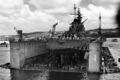 Корма USS Wisconsin, стоящего в плавучем доке USS AFDB-1. Гуам, 5 апреля 1952 г. Винто-рулевая группа корабля.