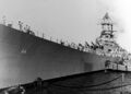 USS Wisconsin входит в док USS AFDB-1. Гуам, 5 апреля 1952 г.