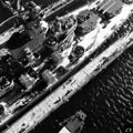 Носовая надстройка USS Wisconsin, стоящего в плавучем доке USS AFDB-1. Гуам, 5 апреля 1952 г.
