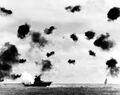 Японские торпедоносцы атакуют USS Yorktown. Одна из торпед попала в борт