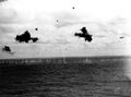 Атакующие USS Yorktown японские торпедоносцы.
