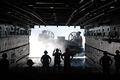 Десантный катер LCAC заходит в док-камеру УДК «Нэшвилл», 28 сентября 2007 г.