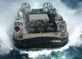 Катер на воздушной подушке LCAC на входе в колодезную палубу USS Kearsarge