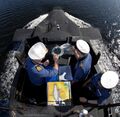 Офицеры корректируют курс HMS Vanguard.