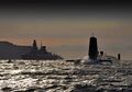 HMS Vanguard проплывает мимо эскадренного миноносца HMS Dragon
