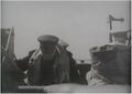 Премьер-министр Великобритании Уинстон Черчилль поднимается на борт HMS Kelvin, 12 июня 1944 г.