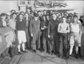 Премьер-министр Великобритании Уинстон Черчилль с экипажем HMS Kimberley, 15 августа 1944 г.