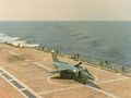 Ранний Як-38 на палубе ТАКР «Киев», можно видеть отсутствие отражательных рёбер на фюзеляже