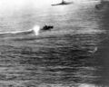 Fuyuzuki стреляет из кормовых пушек. На заднем плане горит Yamato