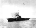 USS Yorktown после попадания бомб с японских бомбардировщиков. 4 июня 1942 год.