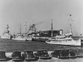USS Yorktown в порту базы ВМФ Norfolk. Рядом с авианосцем находятся: USS Texas, USS Decatur, USS Jacob Jones