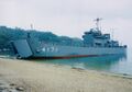 Десантный корабль JS Yura у берега.