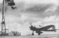 Истребитель A6M2 «Зеро» совершает посадку на палубу авианосца IJN Zuikaku после атаки на Пёрл-Харбор. 8 декабря 1941 года.